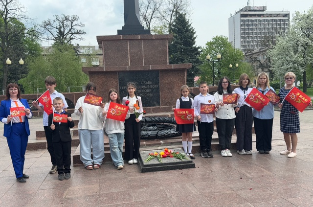 Возложение цветов у Обелиска Славы и Вечного огня.